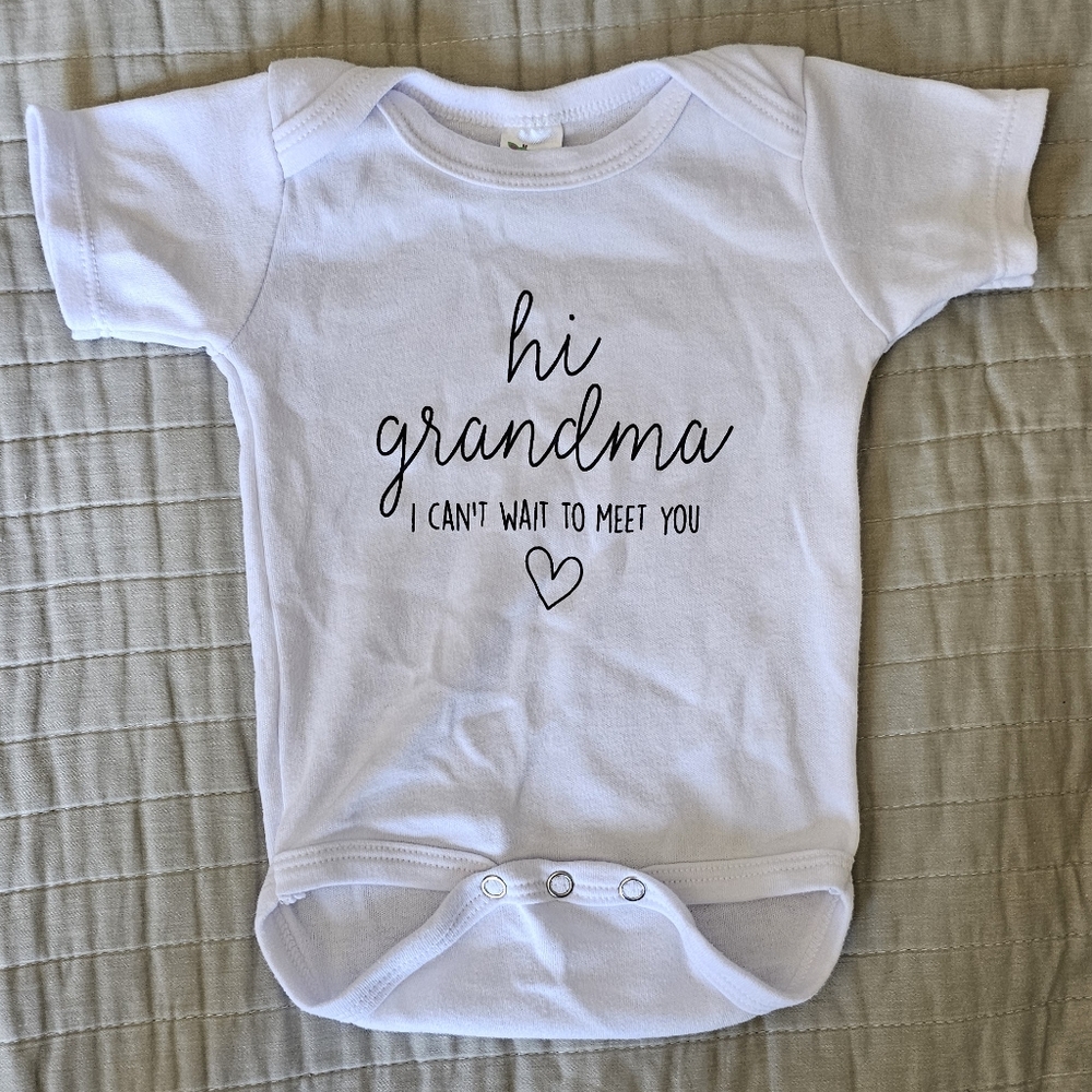 5/$15 Laughing Giraffe Onesie, Size 0-3M. Grandma